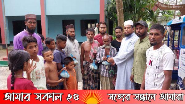 কবি সাহিত্যিক শাহ্ মো:সফিনুর এর উদ্যোগে আশ্রয় কেন্দ্রে খাদ্য বিতরণ -