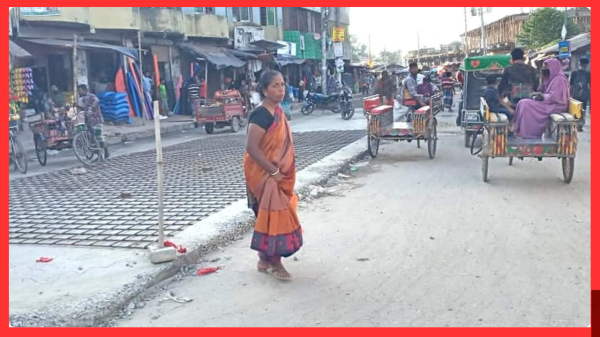 নওগাঁর মহাদেবপুরে সড়ক প্রশস্তকরণে অনিয়ম ও নিম্নমানের কাজ করার অভিযোগ।