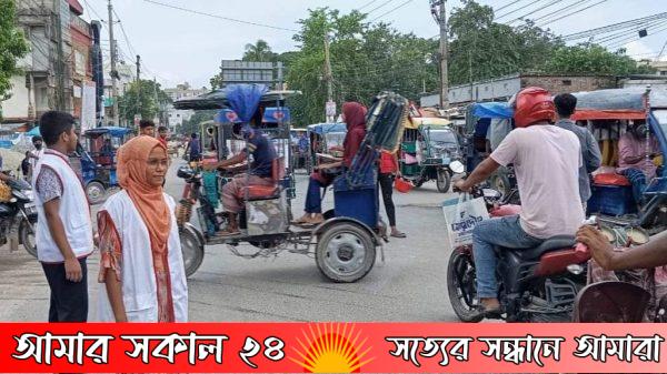 নওগাঁয় যানজট ও দূর্ঘটনা এড়াতে ট্রাফিক পুলিশের দায়িত্ব পালন করছেন শিক্ষার্থীরা।