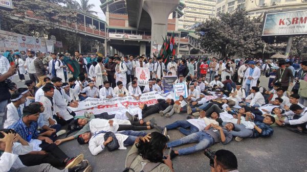 কাফনের কাপড় পরে শাহবাগ অবরোধে ম্যাটস শিক্ষার্থীরা