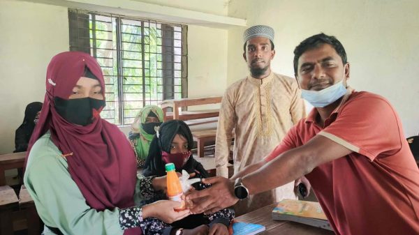 পরীক্ষার্থীদের পাশে ছাত্র অধিকার পরিষদ