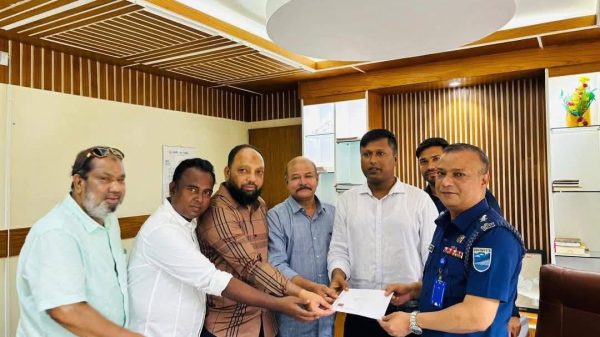 মুন্সীগঞ্জে ৩১ দফা নিয়ে সরকারি কর্মকর্তাদের স্মারকলিপি প্রদান