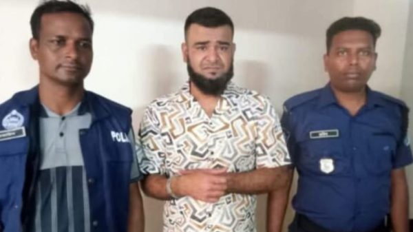 স্বামীর হাতে স্ত্রী খুন ঘাতক সুমন থানায় গিয়ে আত্মসমর্পণ।