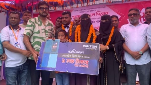ওয়ালটনের পুরস্কার হাতে তুলে দিলেন চিত্র নায়ক আমিন খান