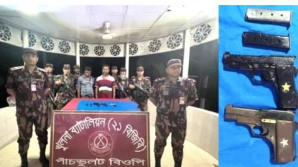 শার্শায় দুটি পিস্তলসহ দুই অস্ত্র ব্যবসায়ী আটক