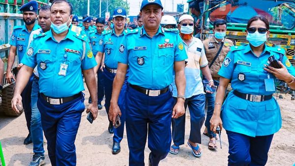 সিটি হাটে আরএমপি কমিশনারের নজরদারি