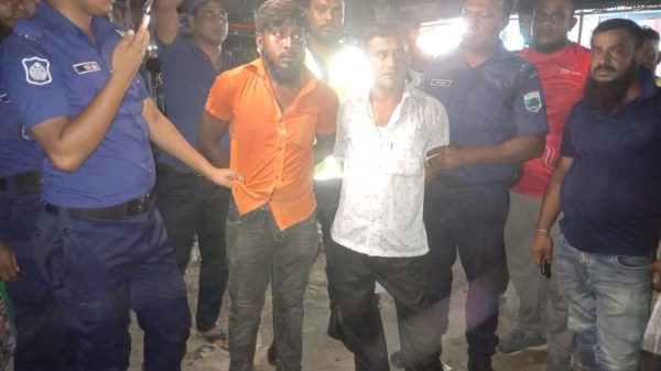 শাজাহানপুরে সড়ক দুর্ঘটনা, পুলিশের ধাওয়ায় বাস আটক