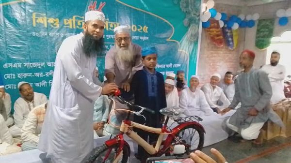 টানা ৪০ দিন জামাতে নামাজ পুরস্কার পেল ৪১ শিশু