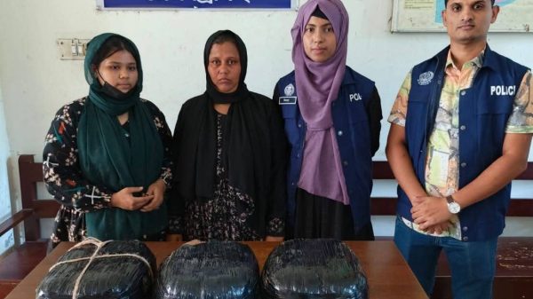 গজারিয়ায় ১২ কেজি গাঁজাসহ দুই নারী আটক