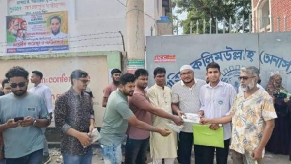 গজারিয়ায় এইচএসসি পরীক্ষার্থীদের মাঝে শিক্ষা উপকরণ বিতরণ