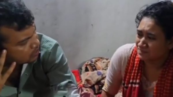 পরকীয়া করতে গিয়ে হাতেনাতে ধরা পুলিশের হাতে সোপর্দ