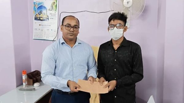 গুলিবিদ্ধ বেলালকে সরকারি সহায়তার চেক হস্তান্তর