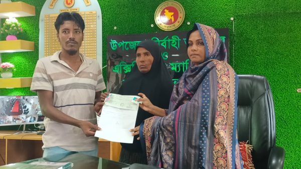শহীদ সোহাগ পরিবারকে ১০ লক্ষ টাকার সঞ্চয়পত্র প্রদান করেছে মুক্তিযোদ্ধা বিষয়ক মন্ত্রণালয়