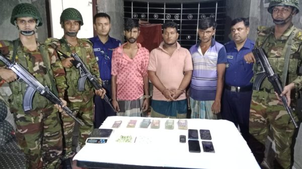 বাগেরহাটে সেনাবাহিনীর অভিযানে হিরোইনসহ ৩ মাদক ব্যবসায়ী আটক