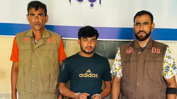 ডিবির অভিযানে ১৪ কেজি গাঁজাসহ মাদক ব্যবসায়ী গ্রেফতার