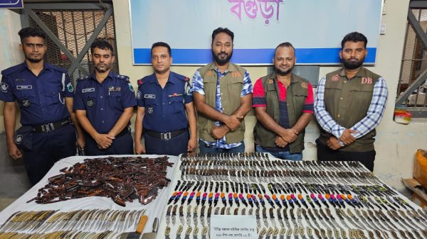 বগুড়ায় পুলিশের অভিযানে ৮১০ চায়নিজ চাকু ও চাপাতি উদ্ধার