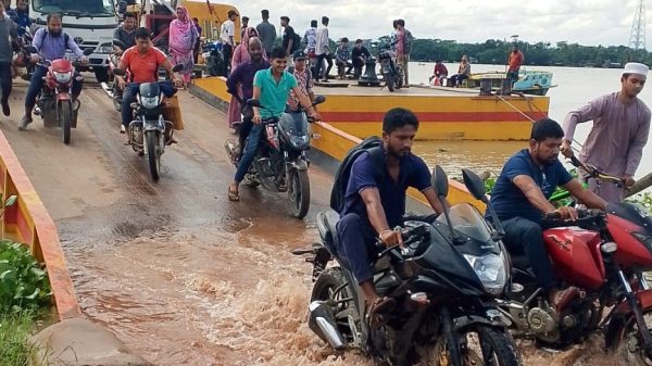 ‎জোয়ারের পানিতে নেছারাবাদ ফেরিঘাটে দুর্ভোগ