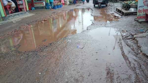 নাজিরপুর সড়কে চরম দুর্ভোগ: ভাঙা রাস্তায় যেন মৃত্যুফাঁদ