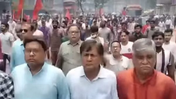 পল্টনে কমিউনিস্ট পার্টির মানববন্ধন: নির্বাচিত সরকারের হাতে ক্ষমতা হস্তান্তরের দাবি