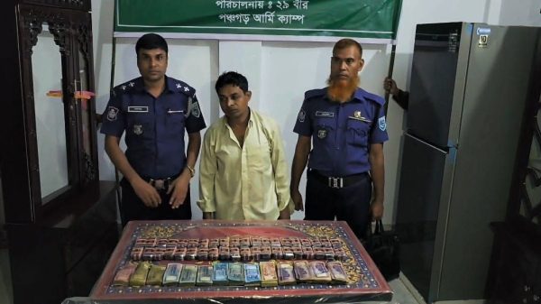 পঞ্চগড়ে সেনাবাহিনীর অভিযানে মাদক ব্যবসায়ী আটক
