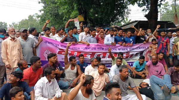 পঞ্চগড় সদরে রাস্তাসংস্কারের দাবিতে মানববন্ধন ও অবরোধ