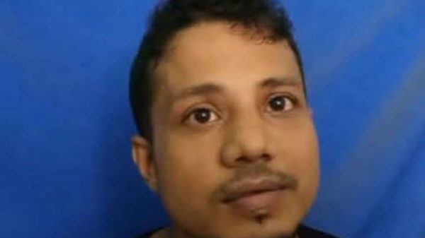 নেছারাবাদে বিকাশ শপ থেকে টাকা-মোবাইল চোর ধরলো জনতা