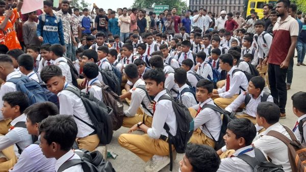 পঞ্চগড়ে জয় হত্যা বিচারের দাবিতে সড়ক অবরোধ
