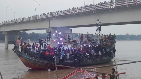 কুষ্টিয়ায় গড়াই নদীতে নৌকা ভবন দর্শনার্থীদের মিলনমেলা