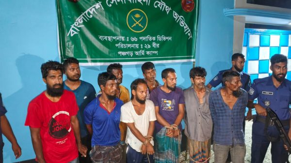 পঞ্চগড়ে যৌথ বাহিনীর অভিযানে ক্যাসিনো জুয়াড়ী আটক