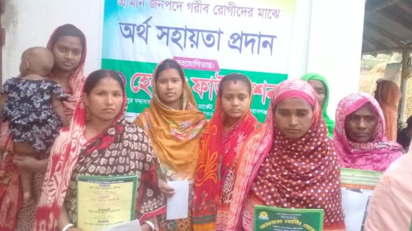 চাঁপাইনবাবগঞ্জে গরীব রোগীদের অর্থ ও চিকিৎসা সহায়তা