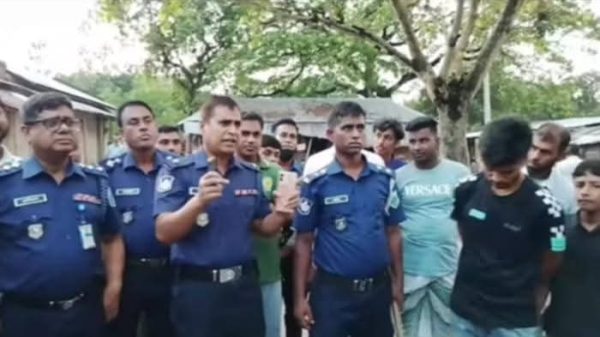 নওগাঁ পুলিশের অভিযানে বিপুল চোরাই মদ উদ্ধার