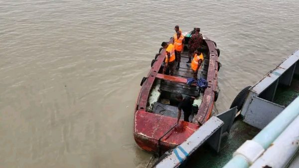 মোংলায় লাইটার জাহাজের নাবিক নদীতে পড়ে নিখোঁজ