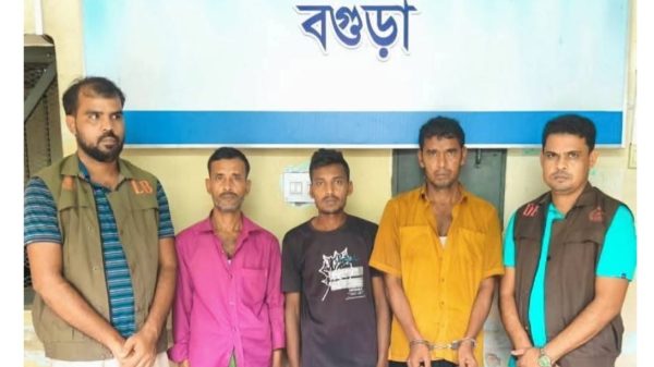 বগুড়ায় ডিবির অভিযানে ট্রাকভর্তি ৫৭৭ বস্তা চাল উদ্ধার, গ্রেফতার ৩