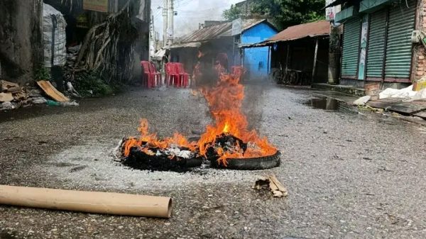 আসন পুনর্বহালের দাবিতে মোংলায় সর্বাত্মক অবরোধ চলছে