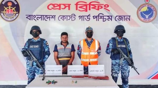 অস্ত্র-গোলাবারুদ সহ সুন্দরবনের দুর্ধর্ষ ডাকাত আটক