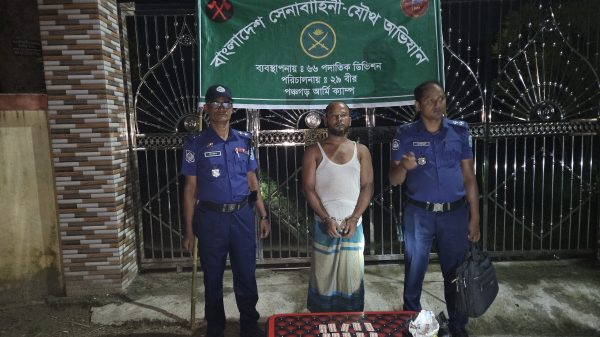 পঞ্চগড়ের যৌথ বাহিনী এর অভিযানে এক মাদক কারবারি আটক।