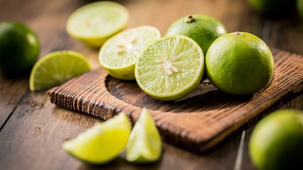 গরমে লেবু খাওয়ার উপকারিতা ও ক্ষতি