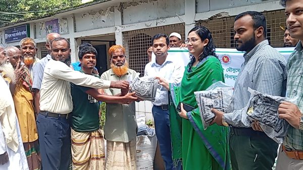বেলকুচিতে প্রান্তিক কৃষকদের মাঝে বিনামূল্যে মাসকলাই বীজ ও সার বিতরণ