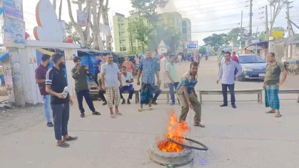 বাগেরহাট জেলায় ৪টি সংসদীয় আসন পুনর্বহালের দাবিতে সকাল সন্ধ্যা হরতাল চলছে