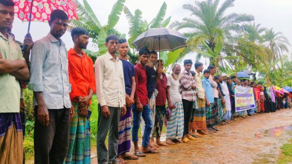 নোয়াখালীতে কৃষকদের মিথ্যা বক্তব্য প্রচারের প্রতিবাদে মানববন্ধন