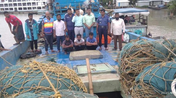 রাঙ্গাবালীতে অবৈধ ট্রলিংবোটসহ, ৩ জেলে আটক