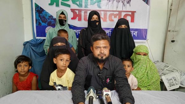 বগুড়ার শেখেরকোলায় ভুক্তভোগী পরিবারের সংবাদ সম্মেলন।