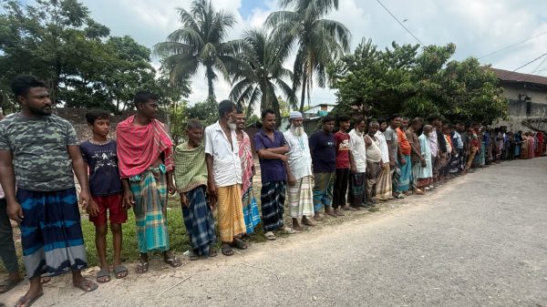 রাণীনগরে যুবদল নেতার নেতৃত্বে মারধর বিচারের দাবিতে মানববন্ধন