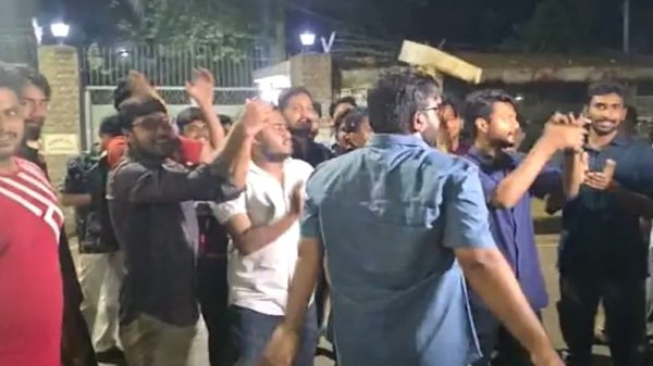 “ভিসি স্যার জানেন নাকি নীলক্ষেতের নায়ক আপনি?”: ঢাবিতে স্লোগান