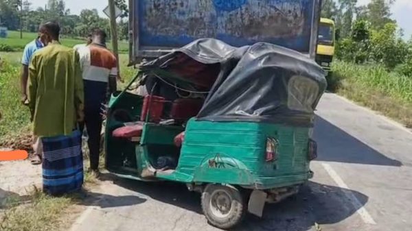 বগুড়ায় ট্রাক-অটোরিকশা সংঘর্ষে বাবা-ছেলেসহ নিহত ৩ শাজাহানপুর উপজেলা প্রতিনিধি: মোঃ ফারুক সরকার