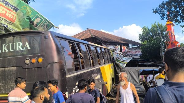 বরিশালের গৌরনদীতে দুই বাসের মুখোমুখি সংঘর্ষে আহত ২
