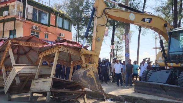 কক্সবাজার সুগন্ধা পয়েন্টে শতাধিক দোকান উচ্ছেদ