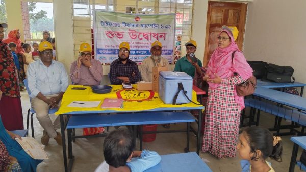 পীরগঞ্জে টাইফয়েড প্রতিরোধে ভ্যাকসিন কার্যক্রম উদ্বোধন