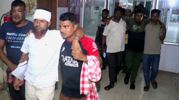 মেঘনায় মা ইলিশ রক্ষা অভিযানে হামলা, নির্বাহী ম্যাজিস্ট্রেটসহ আহত ১৫ — আটক ২৭ জেলে