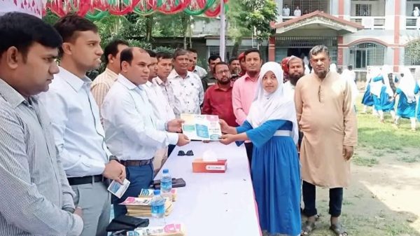 শিবগঞ্জে বাল্যবিবাহ ও মাদক প্রতিরোধে জনসচেতনতা লিফলেট বিতরণ